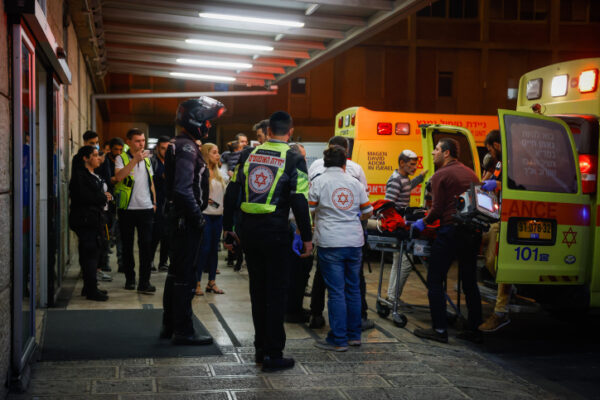 פינוי הפצועים לבית החולים הדסה עין כרם בירושלים (צילום: אוליבייה פיטוסי/פלאש 90)