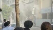 פינוי המבנה בבני ברק שחלקיו קרסו על תחנת אוטובוס (צילום: ללא קרדיט)