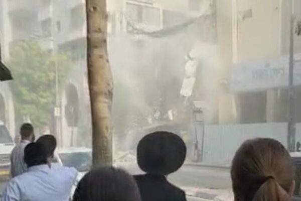פינוי המבנה בבני ברק שחלקיו קרסו על תחנת אוטובוס (צילום: ללא קרדיט)