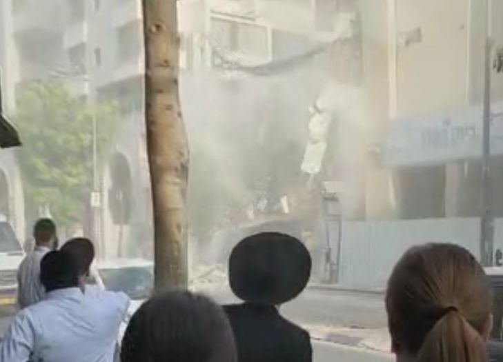 פינוי המבנה בבני ברק שחלקיו קרסו על תחנת אוטובוס (צילום: ללא קרדיט) פינוי המבנה בבני ברק שחלקיו קרסו על תחנת אוטובוס (צילום: ללא קרדיט)