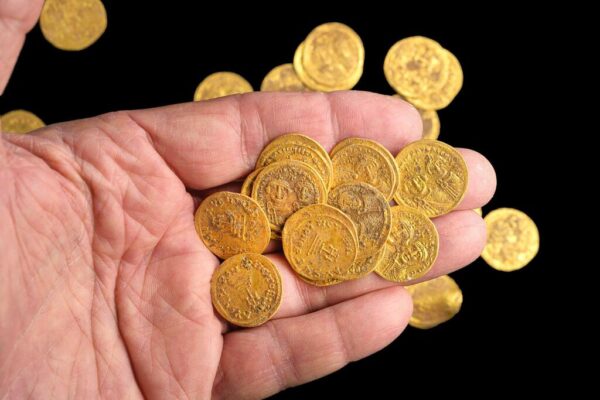 חלק ממטבעות הזהב שנמצאו (צילום: דפנה גזית, רשות העתיקות)
