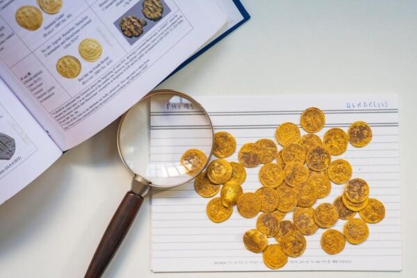 חלק ממטמון המטבעות (צילום: יניב ברמן, רשות העתיקות)
