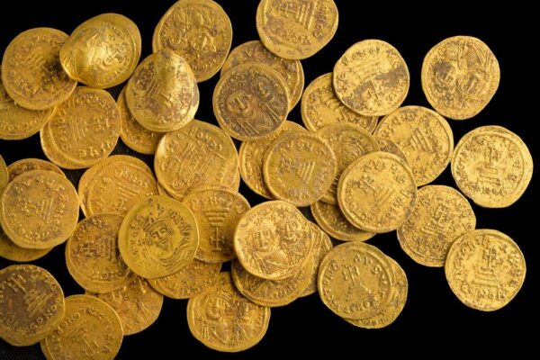 המטבעות שנמצאו, הנושאים את דמויות הקיסרים פוקאס והרקליוס (צילום: דפנה גזית, רשות העתיקות(