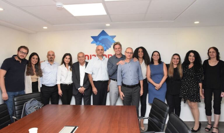 Almog Kamri (fourth from the left) at the signing of the collective agreement for Assuta hospitals, October 2022. (Photo: Histadrut archives)