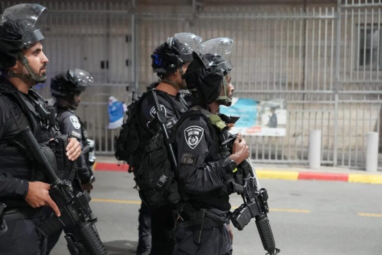 שוטרים בסריקות בשועאפט לאחר הפיגוע במחסום הסמוך (צילום: משטרת ישראל)
