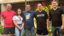 מימין: חנוך בודין, חייל אוקראיני, יעקב ביננסון, יוליה גורדיצ'וק, וחייל אוקראיני (צילום: ללא קרדיט)