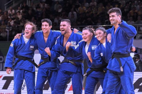 נבחרת הג'ודו של ישראל חוגגת זכייה במדליית הארד באליפות העולם (צילום: איגוד הג’ודו העולמי)