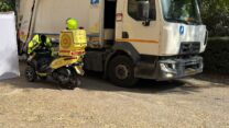 זירת התאונה ברחובות, בה נדרס עובד למוות (צילום: מגן דוד אדום)