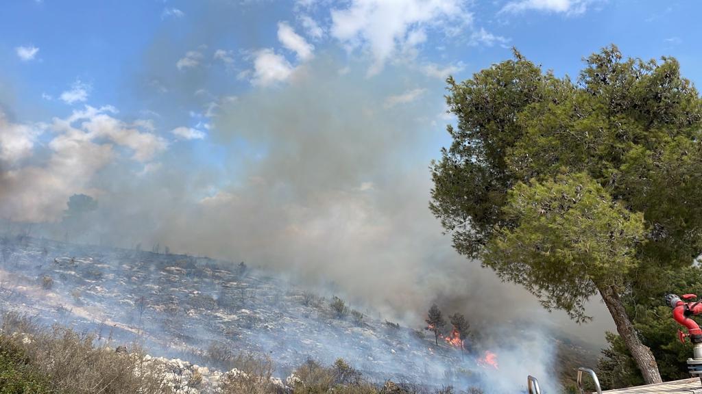 שריפת חורש ליד צורית שבגליל המערבי (צילום: דוברות כבאות והצלה לישראל)