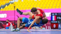 המתאבק יצחק פנטה (בכחול) (צילום: United World Wrestling)