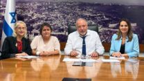 חתימת הסכם השכר עם הסתדרות המורים: שרת החינוך יפעת שאשא ביטון (מימין), שר האוצר אביגדור ליברמן, מזכ"לית הסתדרות המורים יפה בן דויד ומנכ"לית משרד החינוך דלית שטאובר (צילום: משרד האוצר)