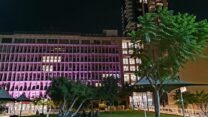 בניין ההסתדרות בתל אביב צבוע ורוד כחלק מחודש המאבק הבינלאומי בסרטן השד (צילום: ניצן צבי כהן)