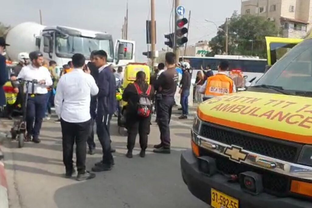 זירת התאונה ברחוב שרי ישראל בירושלים (צילום: מגן דוד אדום)