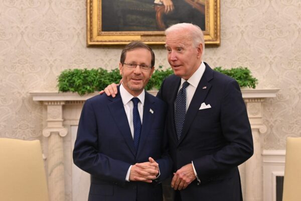 נשיא ארה״ב ג׳ו ביידן והנשיא יצחק (בוז׳י) הרצוג בפגישתם בבית הלבן (צילום ארכיון: קובי גדעון / לע״מ)