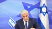 ראש הממשלה יאיר לפיד חותם על הסכם הגבול הימי עם לבנון (צילום: עמוס בן גרשום/ לע"מ)