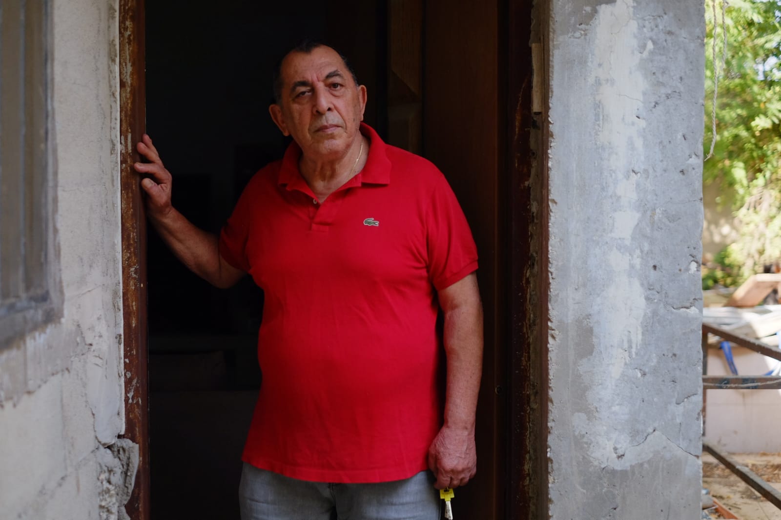 "קבעו שאני פולש". ניסן לויאן בפתח ביתו (צילום: דוד טברסקי)