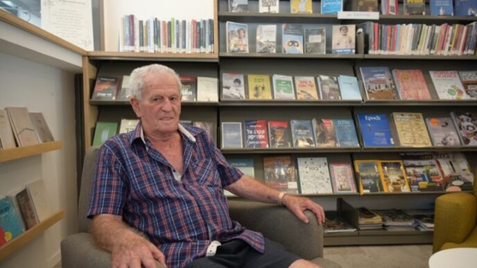 Amram Gordon in the kibbutz library in the 'Big House.' "Zionism, socialism, and the brotherhood of nations – this was not said with cynicism but with complete faith" (Photo: Uriel Levy)