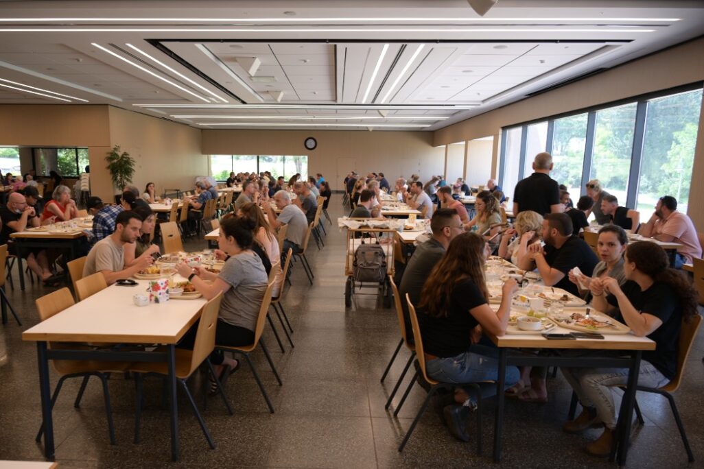 The dining hall at Kibbutz Mishmar HaEmek (Photo: Uriel Levy)