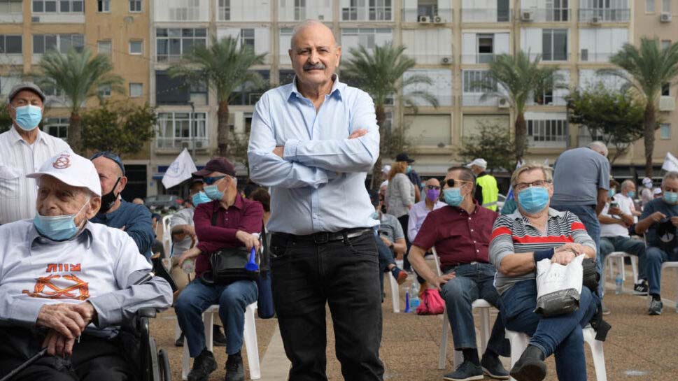 Chairman of the Pensioners' Association, Shmulik Mizrahi, at a demonstration protesting the cost of living. (Photo: Nizzan Zvi Cohen)