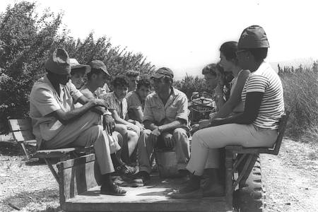 The members of the kibbutz in its early years. Gordon: "Ideological conversations are missing today" (Photo: Fritz Cohen/Government Press Office)