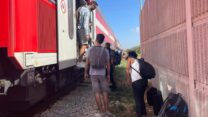 נוסעים יורדים מהרכבת בעתלית (צילום: יאיר צוקר)