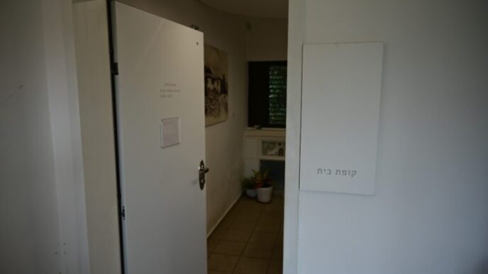 The cashier’s office, where the members withdraw cash before leaving the kibbutz (Photo: Uriel Levy)