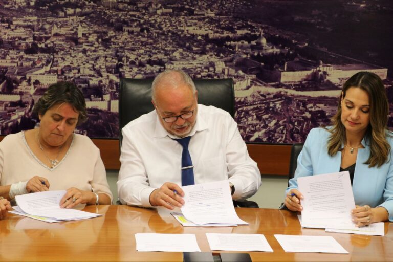 The signing of the salary agreement with the Teachers' Union, pictured from left: Teachers' Union Chair Yaffa Ben David, Minister of Finance Avigdor Lieberman, and Minister of Education Yifat Shasha-Biton. (Photo: Ministry of Finance)