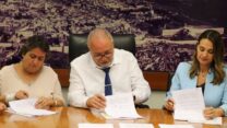 חתימת הסכם השכר עם הסתדרות המורים: שרת החינוך יפעת שאשא ביטון (מימין), שר האוצר אביגדור ליברמן, מזכ"לית הסתדרות המורים יפה בן דויד (צילום: משרד האוצר)