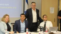 נציב שוויון זכויות לאנשים עם מוגבלויות, דן רשל (מימין), עם שר המשפטים גדעון סער (עומד), מנכ"ל המשרד ערן דוידי ועו"ד דינה דומיניץ, בטקס כניסתו של רשל לתפקיד (צילום ארכיון: לע"מ)
