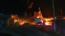 המחסן של משק נור במושב מחולה עולה באש (צילום: דוברות כב"א)