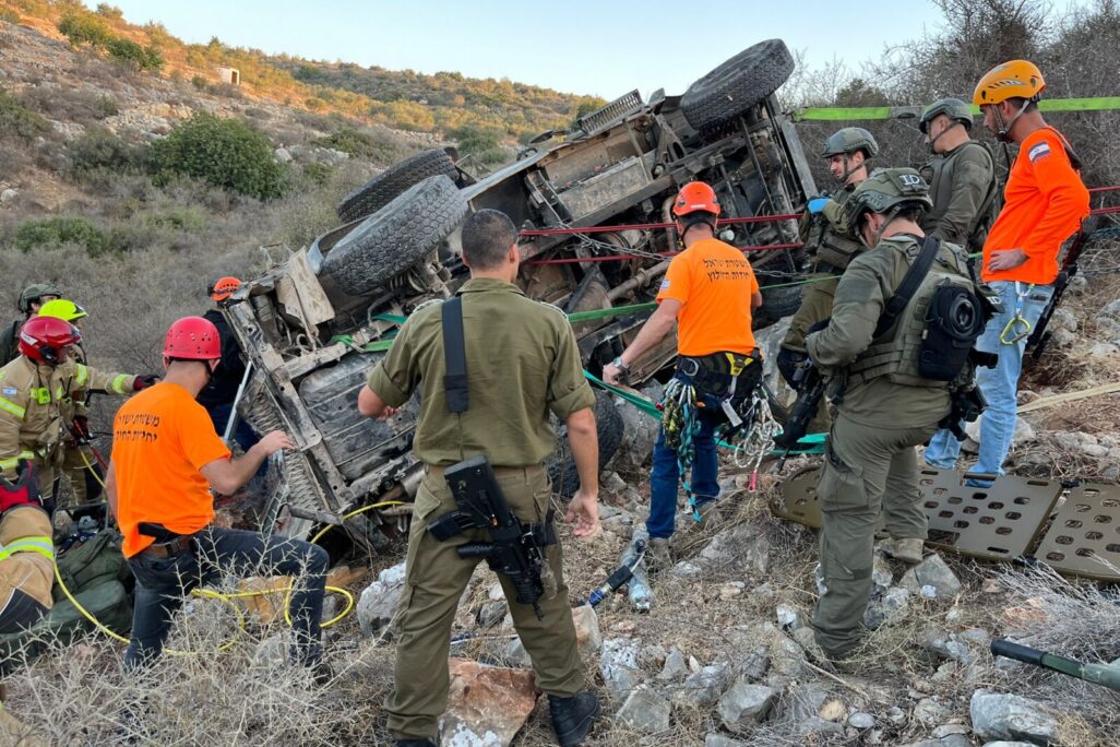 חילוץ רכב צבאי שהתהפך בבקעת הירדן (צילום: יחידת חילוץ שומרון-בקעת הירדן)