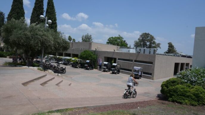 The main square of the kibbutz. It's too hot for the kids to play outside as they normally would (Photo: Uriel Levy)