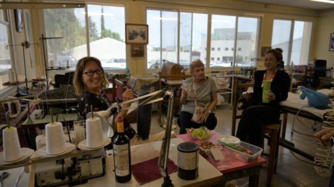 The seamstresses: Riva Valech (right), Sasha Shohat and Mariana Milstein. Shochat: "Ayin Hillel advised my parents in Paris to send their daughters to Mishmar HaEmek, and here I am, 70 years later" (Photo: Uriel Levy)