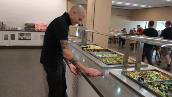 Shaul Eisenberg, manager of the dining hall. "The workers here are like my children" (Photo: Uriel Levy)