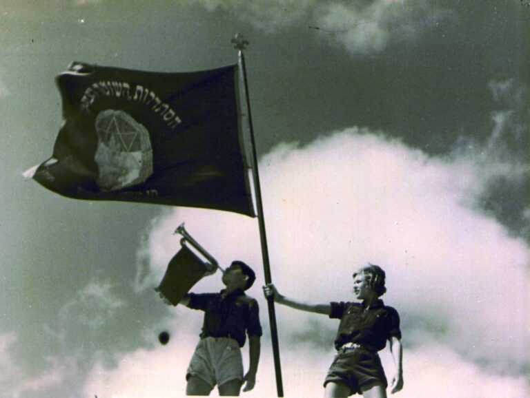 Eitan Bezner and Naomi waving a flag, Shomriya 1935 (Photo: Mishmar HaEmek archives)
