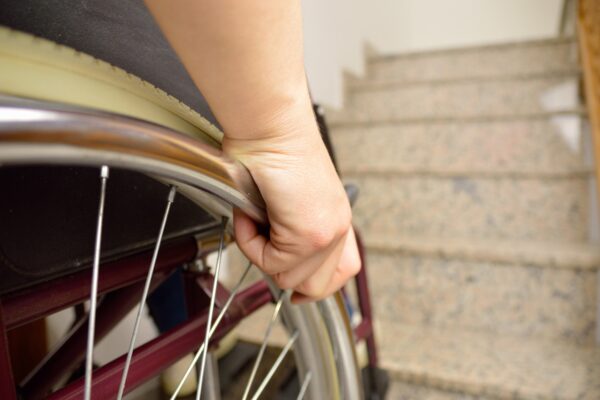כיסא גלגלים מול מדרגות לא מונגשות (צילום אילוסטרציה: Shutterstock)