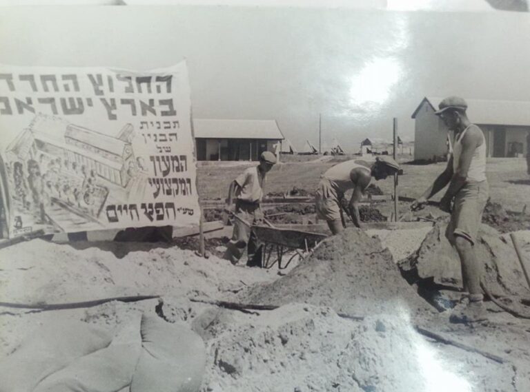 Founders of Hafetz Haim. &quot;On one hand, they strictly observed the halachot, and on the other, they drove a tractor and plowed fields.&quot; (Photo: HaHalutz HaHaredi)