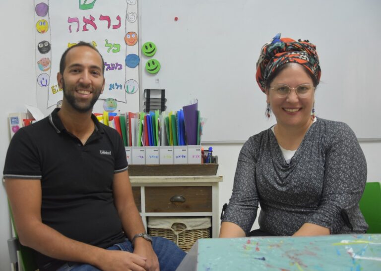 חביבה רייכמן ולירן גבאי. "אנשים עם תסמונת דאון רואים את העולם באופן נקי, באופן טהור" (צילום: הדס יום טוב)