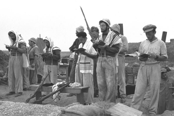 1949-1947, קיבוץ סעד. חברי הקיבוץ עורכים תפילה לסוכות בזמן מלחמת העצמאות (צילום: הוגו מנדלסון לעמ)