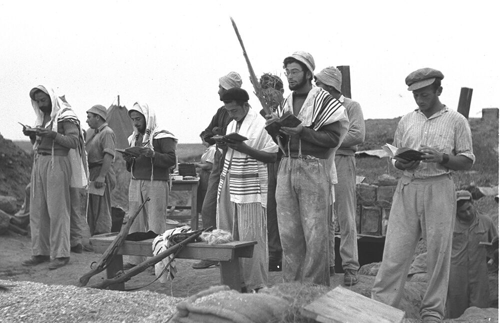 1949-1947, קיבוץ סעד. חברי הקיבוץ עורכים תפילה לסוכות בזמן מלחמת העצמאות (צילום: הוגו מנדלסון לעמ)