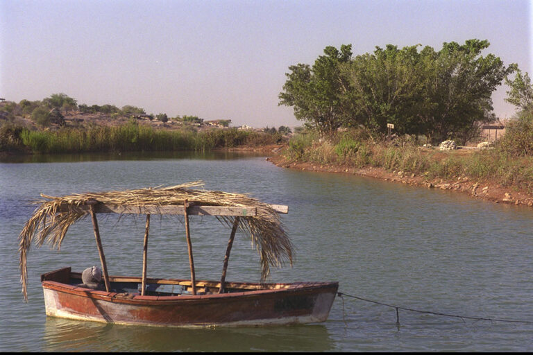 1999, נאות קדומים. סוכה על המים (צילום: עמוס בן גרשום, לעמ)