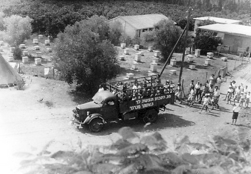 1940-1935, גן שמואל. צעדה חגיגית (צילום: ארכיון גן שמואל, מתוך אתר פיקיויקי)