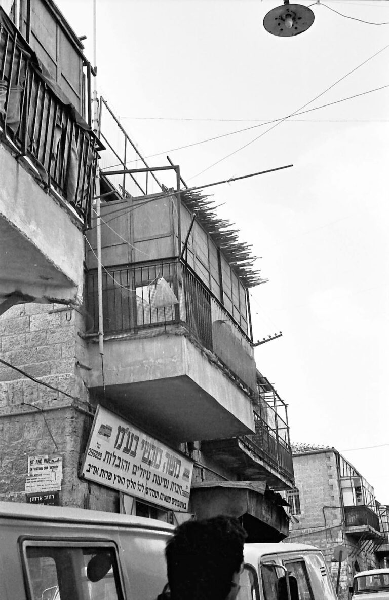 1984-1983, מאה שערים. סוכה על המרפסת (צילום: saimiri, מתוך אתר פיקיויקי)