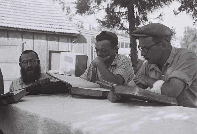Rabbi Kalman Kahana (left) teaches Torah at Kibbutz Hafetz Haim. (Photo: Zoltan Kluger/Government Press Officer)