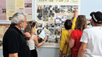 מבקרים בתערוכת "שיכון הבריגדה – מסע בין שבילי עבר והווה" (צילום: יעל הורוביץ)