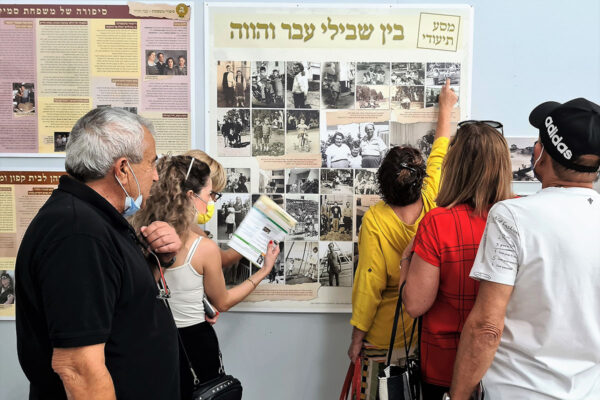 מבקרים בתערוכת "שיכון הבריגדה – מסע בין שבילי עבר והווה" (צילום: יעל הורוביץ)
