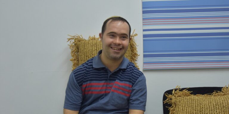 רפאל רחמינוב. "אני מגיע לפה כל יום באוטובוס לבד" (צילום: הדס יום טוב)