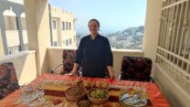 שף סאמיה מחאמיד בביתה על רקע אום אל פחם (צילום: יניב שרון)