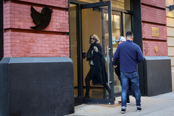 עובדי טוויטר נכנסים לבניין החברה בניו יורק בשבוע שבו פוטרו כמחצית מעובדי החברה (צילום: REUTERS/Brendan McDermid)