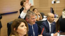 יו"ר הוועדה המסדרת, יואב קיש, מצביע בעד הקמת הוועדות הזמניות (צילום: נעם מושקוביץ/דוברות הכנסת)